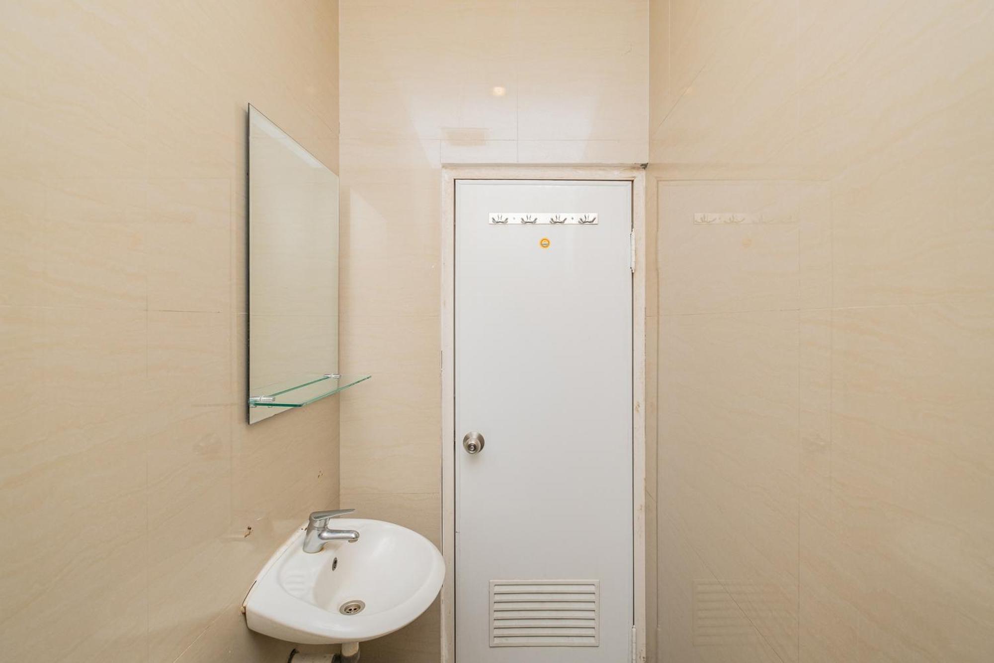 ג'קרטה Reddoorz Plus @ Cideng Barat מראה חיצוני תמונה